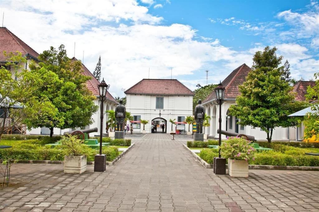 Отель Grand Malioboro Джокьякарта Экстерьер фото