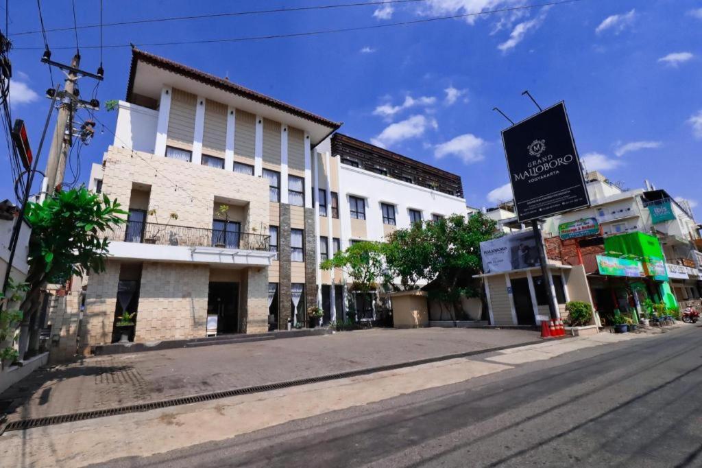 Отель Grand Malioboro Джокьякарта Экстерьер фото